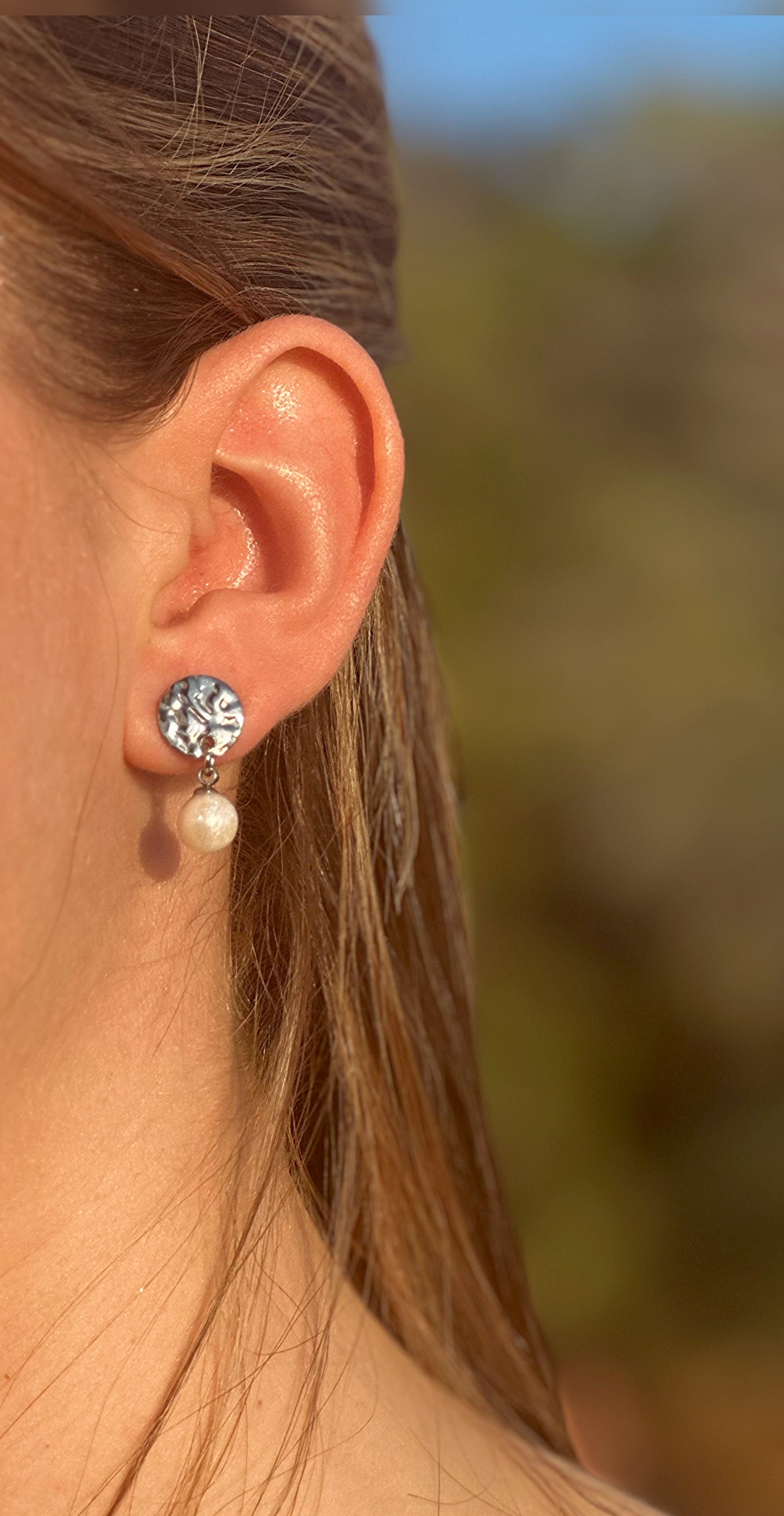 Ατσάλινα σκουλαρίκια με χειροποίητη πέρλα από πηλό